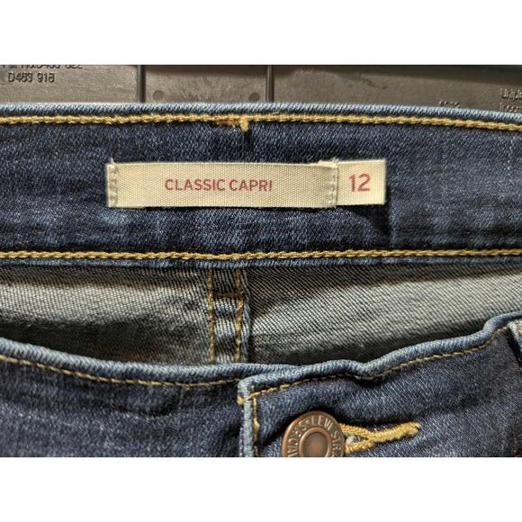 Levis Women’s Size 12 Classic Capri Blue Denim Cropped Summer Jean - Picture 4 of 6
